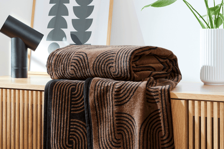 Koc Ibena czekoladowy brąz w nowoczesny wzór