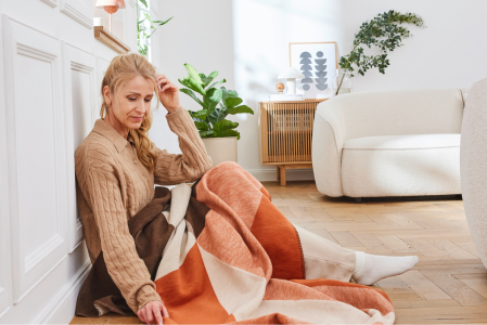 Koc w kolorach pomarańczu, brązu i beżu