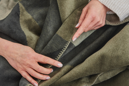 Koc w odcieniach zieleni w geometryczne wzory