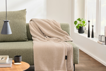 Jasno beżowy koc bugatti, o grubej fakturze, bez wzoru