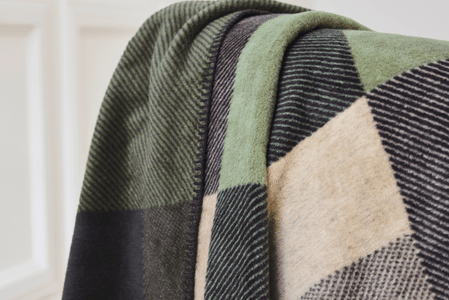 Koc w kratę kolorach zielonym, szarym i beżowym