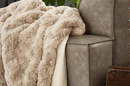 Gruby koc o strukturze sztucznego futra